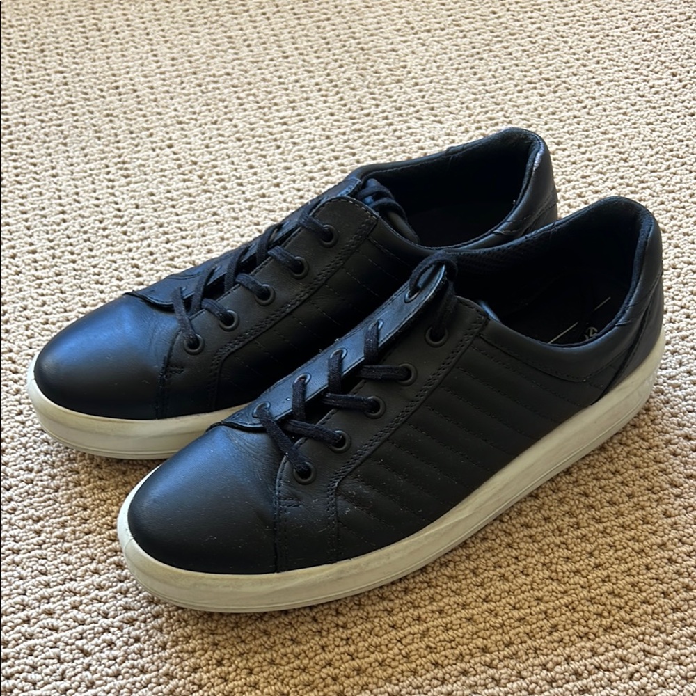 Black and White Minimalist Sneakers with Rubber Sole